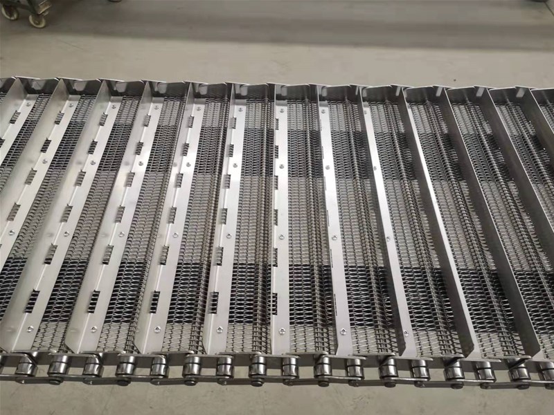 清洗机网链需长期接触水、酸碱清洗剂甚至高温环境，其特性设计高度贴合清洗需求